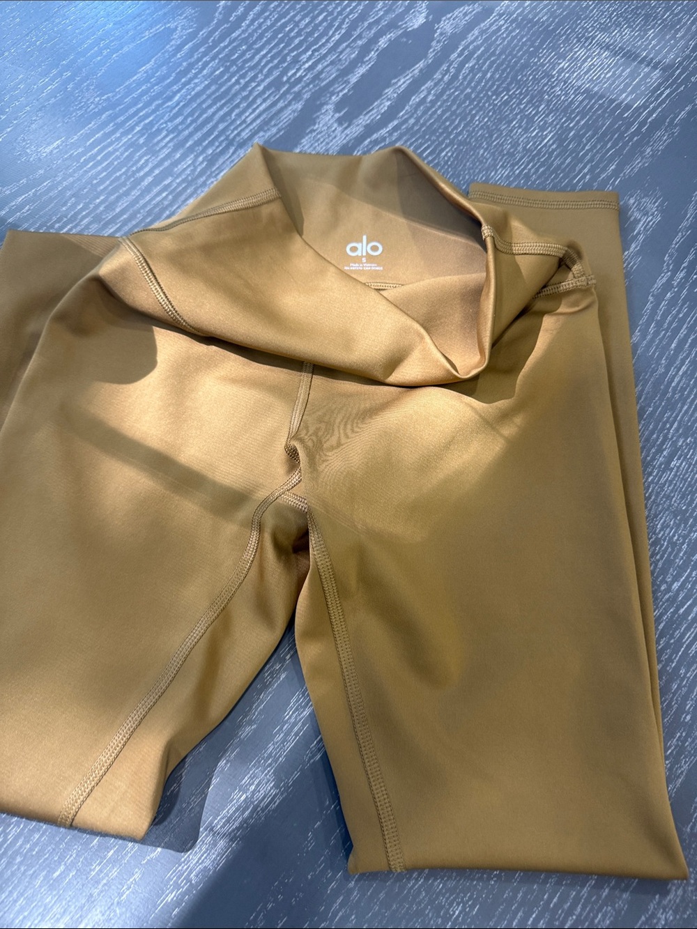 ALO Yoga High-Rise Leggings in Camel Brown
